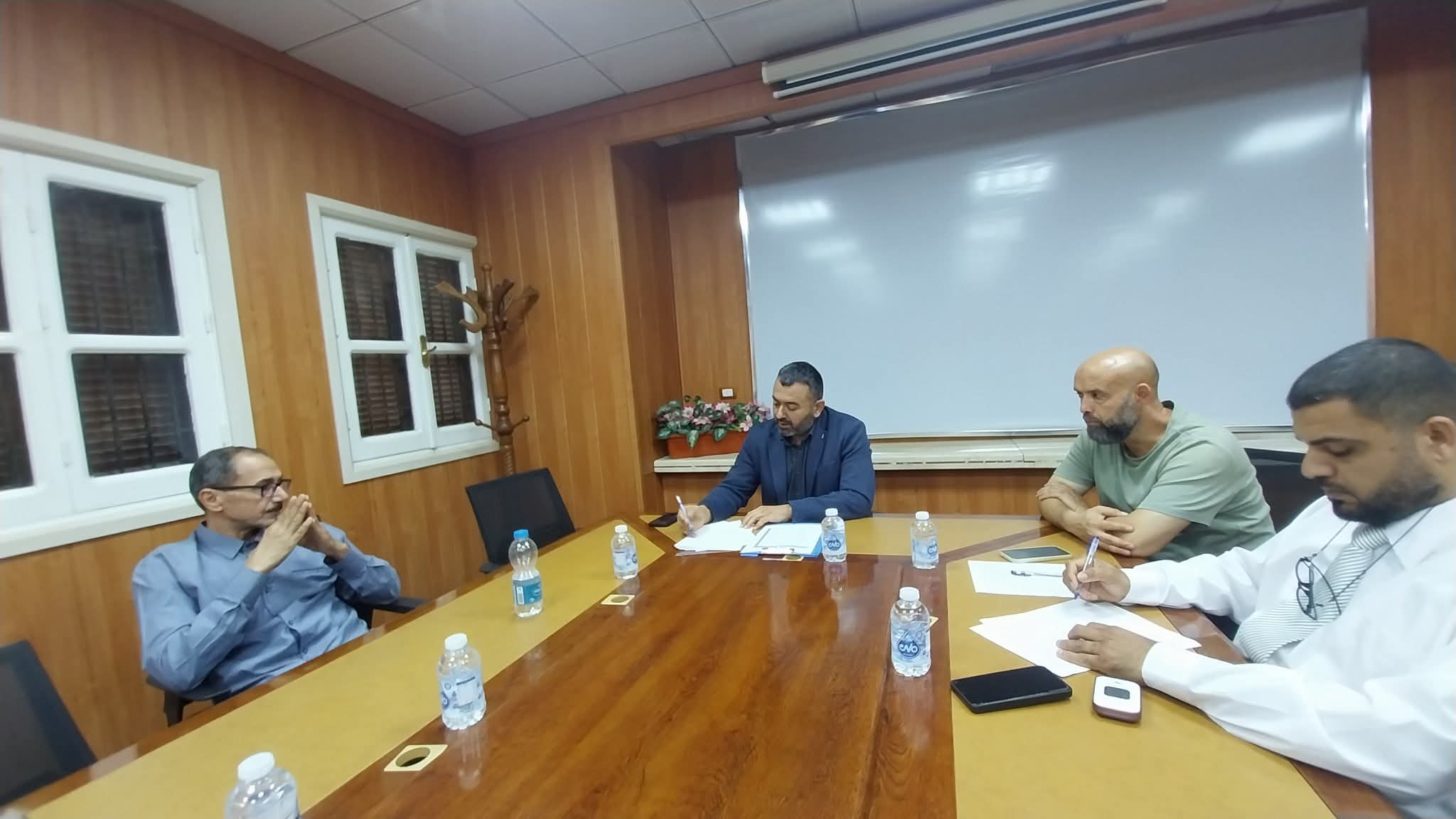 اجتماع عميد كلية الطب البشري بجامعة مصراتة مع الفنيين لمناقشة عدد من القضايا الإدارية والفنية